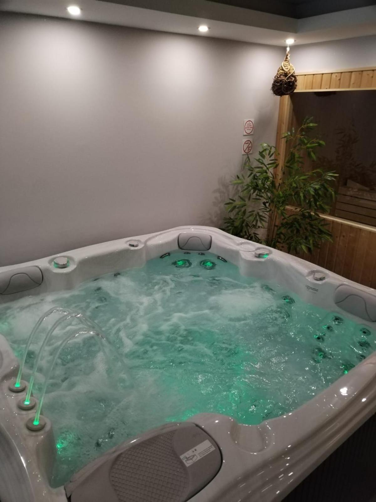Villa Spa Magic 투헬리스케 토플리체 외부 사진